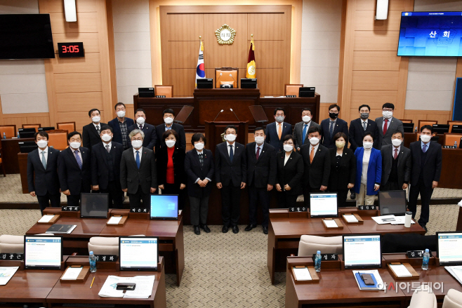 8대 후반기 2021년 성과-김해시의회 8대의원 단체사진