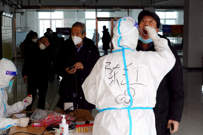 HEALTH-CORONAVIRUS/CHINA <YONHAP NO-2737> (VIA REUTERS)