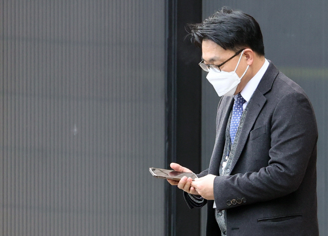휴대폰 바라보는 김진욱 공수처장<YONHAP NO-1791>