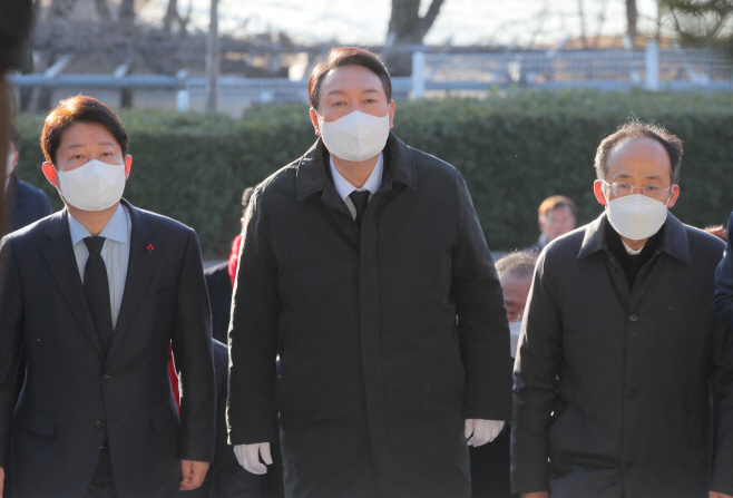 대구 국립신암선열공원 참배하는 윤석열