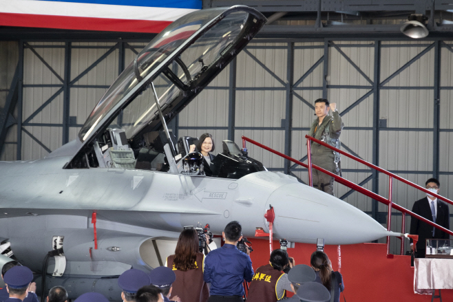최신 F-16V 전투기 조종석에 앉은 차이잉원 대만 총통