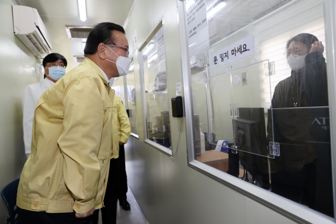 김부겸 총리, 재택치료환자 외래진료센터 현장점검