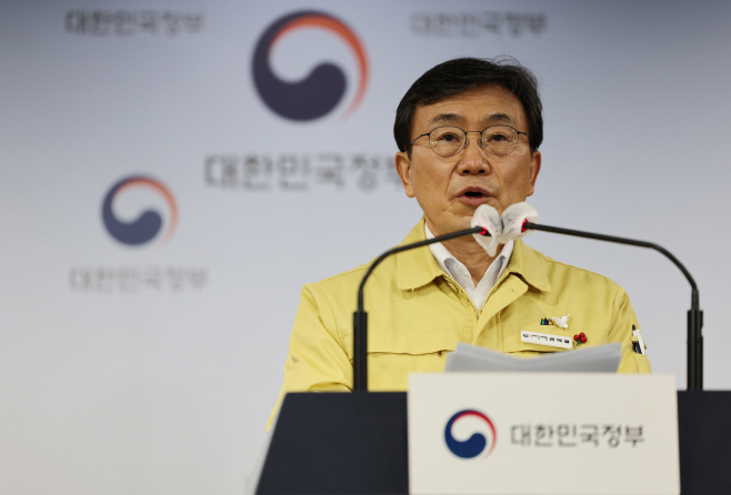 브리핑하는 권덕철 장관<YONHAP NO-1823>