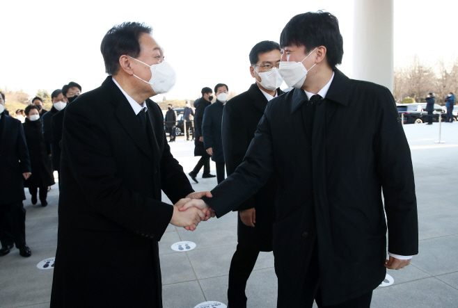 악수하는 윤석열·이준석