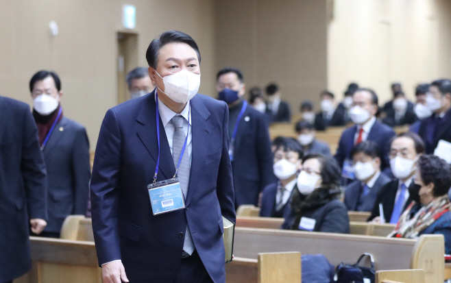 명성교회 신년주일예배 참석하는 윤석열 대선 후보