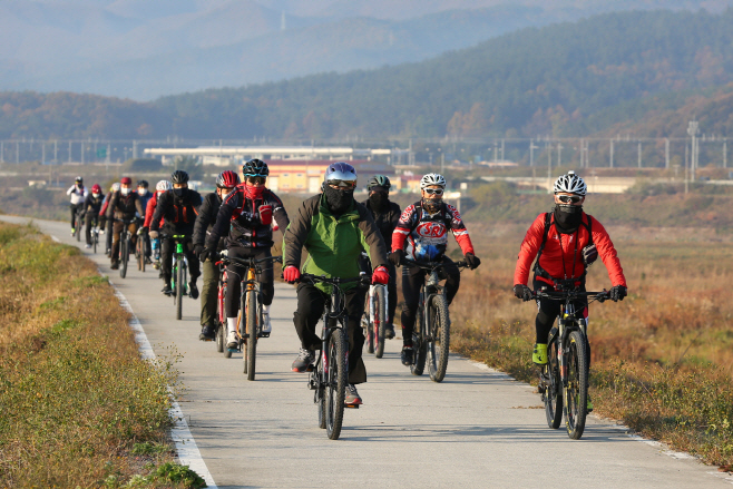 주낙영 경주시장이 직접 자전거를 타고 형산강 자전거도로 조성