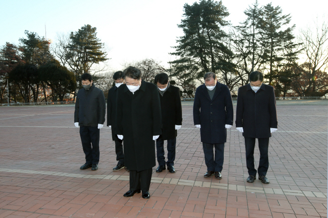 한범덕 청주시장이 시 간부공무원들과 충혼탑을 찾아 순국선열