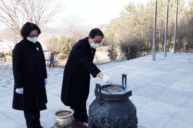 한정우 창녕군수 충혼탑 참배(2) (1)