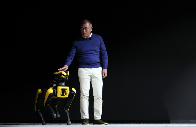 스팟과 함께 무대 오른 정의선