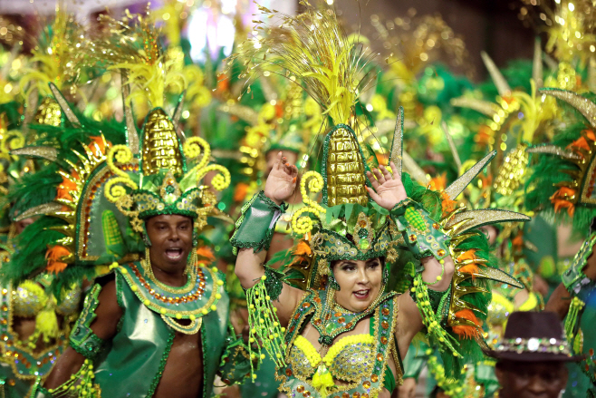 브라질 카니발 축제서 삼바 퍼레이드 선보이는 참가자들