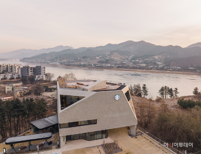 [20220106] 스타벅스 사진자료1_스타벅스 '더북한강R점' 전경