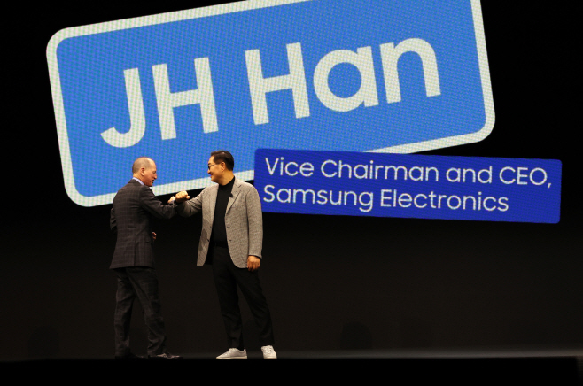 인사하는 한종희 부회장과 샤피로 회장