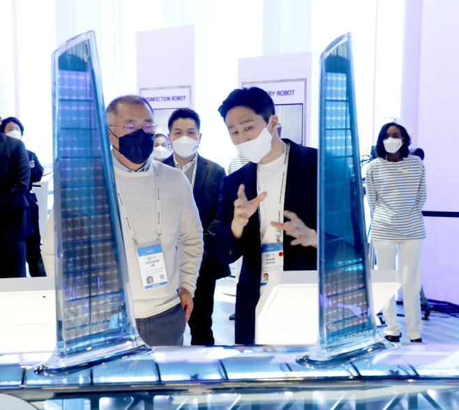 'CES 2022' 현대중공업그룹 부스 찾은 정의선 현대차 회장