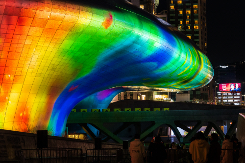 2._서울라이트개막작  시민 관람하는 모습