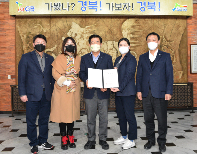 공사 임직원들이 표창장수여 기념촬영을 하고 있다.(가운데 김