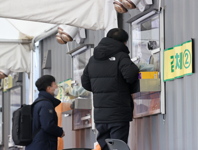 코로나19 검사 받는 시민들<YONHAP NO-2775>