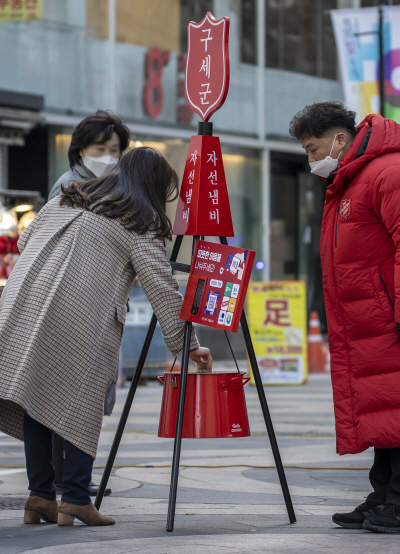 구세군 자선냄비에 따뜻한 손길