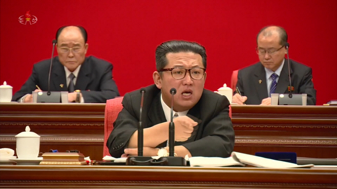 전원회의 도중 인상 찌푸리는 김정은 위원장