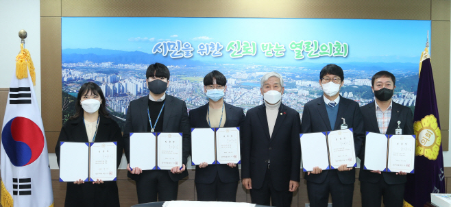 경산시- 경산시의회, 인사권독립에 따른 첫 임용장 수여1