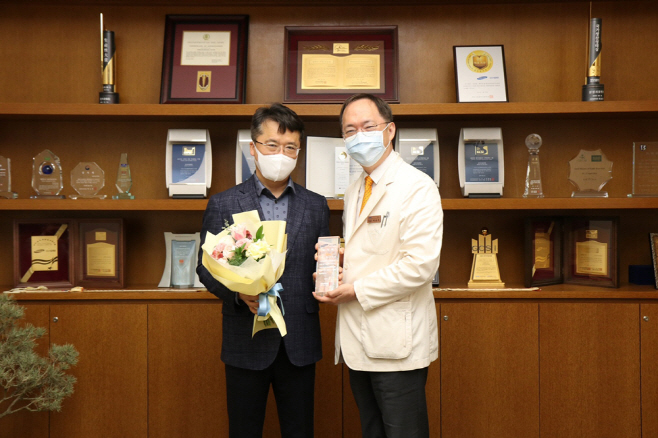 [붙임] bhc그룹 박현종 회장 감사패 전달식 이미지