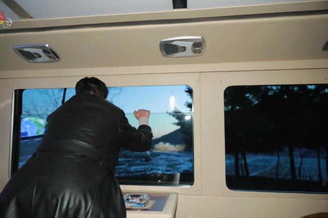 극초음속미사일 발사 지켜보는 김정은