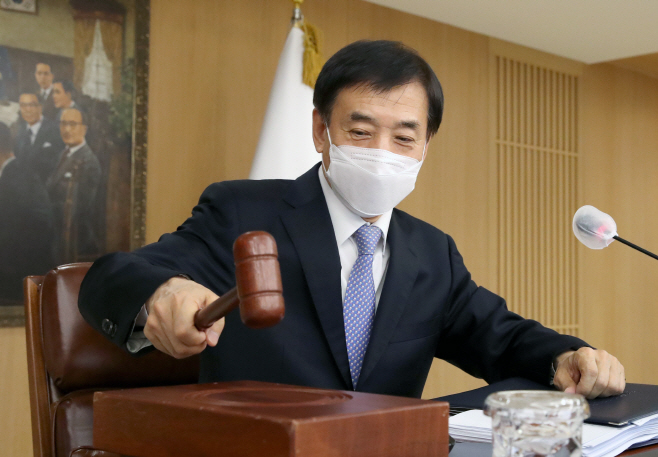 의사봉 두드리는 이주열 한은 총재