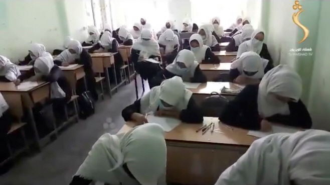 '탈레반 공포' 속 학교서 공부하는 아프간 여학생들