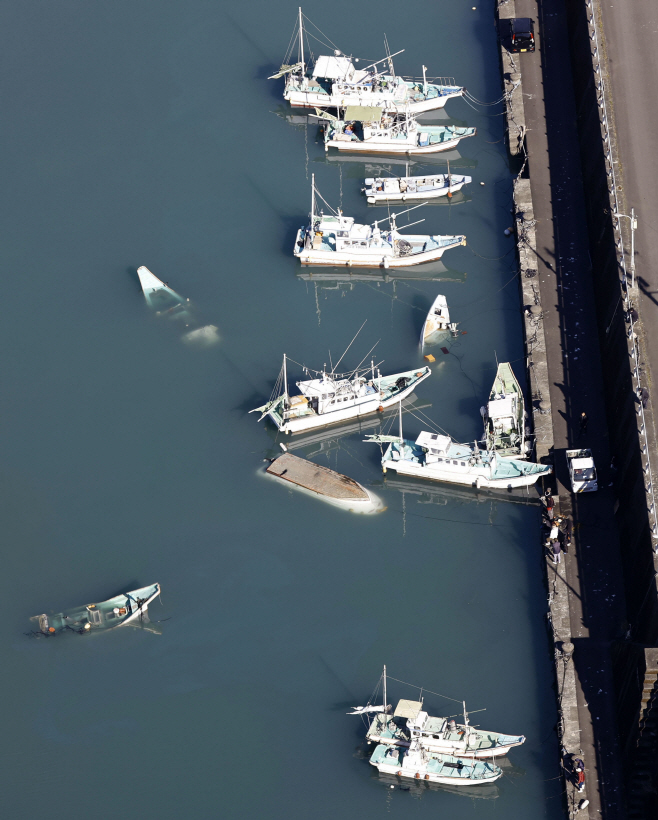 쓰나미에 뒤집어진 일본 어선