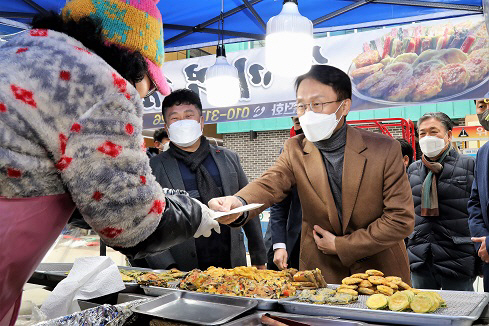 임재현 관세청장이 대전중앙시장을 방문, 전을 구입하고 있다