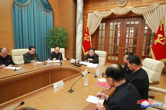 북한, 노동당 정치국 회의 진행…김정은 참석