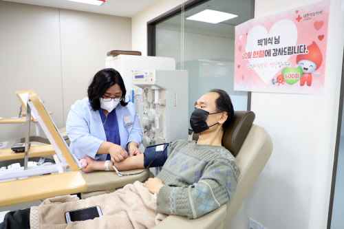 경인지역 최초 600번째 헌혈하는 '헌혈왕' 박기식씨