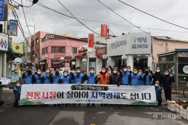 이강덕 포항시장이 연일시장에서소통행보를 하고 있다/제공=포