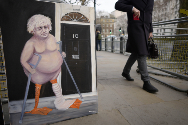 런던 다우닝가 앞에 세워진 존슨 총리 풍자 그림