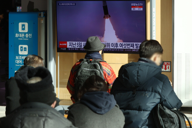 북한 탄도미사일 추정체 발사 뉴스 시청하는 시민들