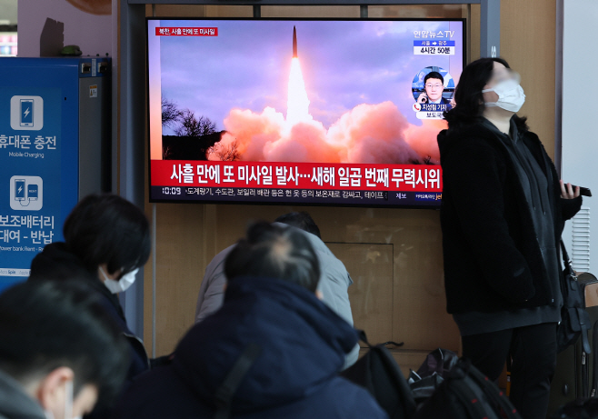 1발 발사<YONHAP NO-1423>
