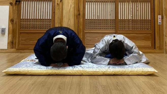 세배하는 이재명 대선후보와 부인 김혜경 씨