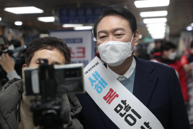 윤석열, 안양역에서 새해 인사