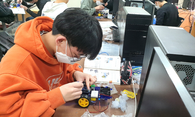 가온고 '로봇공학' 이론 교육