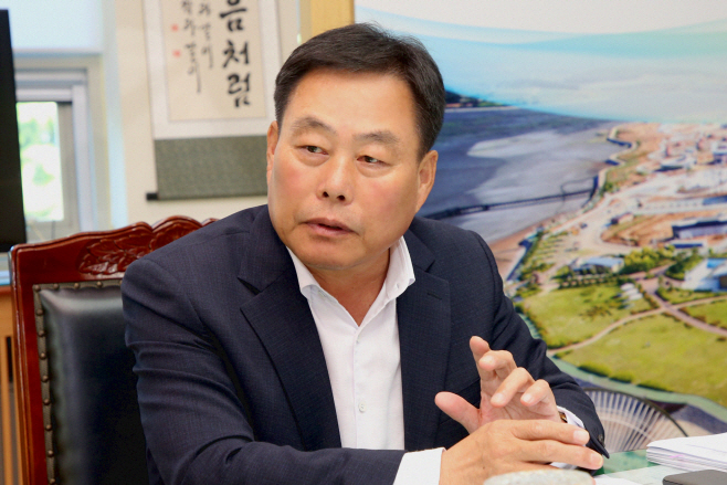 김산