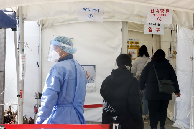 검사 받기 위해 이동하는 시민들