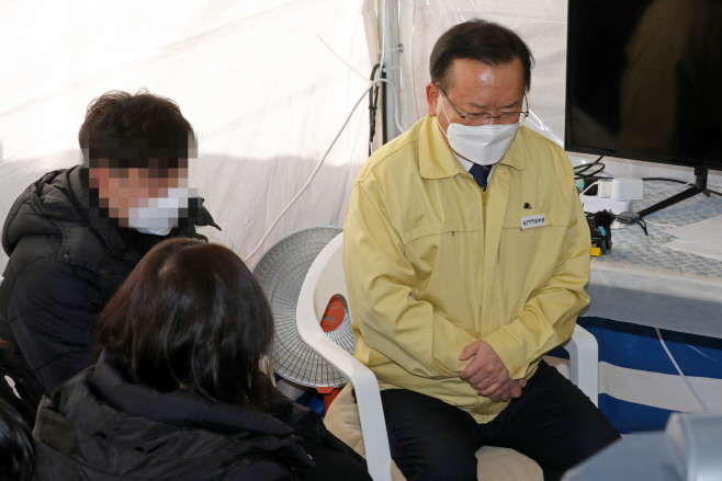 광주 붕괴사고 피해자 가족 위로하는 김부겸 총리