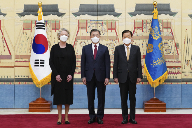 주한 스위스 대사와 기념 촬영하는 문재인 대통령
