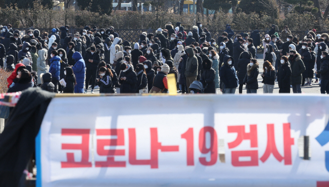 확진자 100만명 돌파한 날 선별진료소에<YONHAP NO-4159>