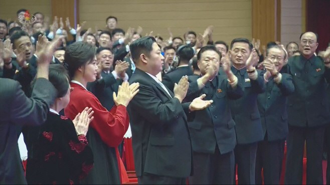 북한 김정은, 부부동반 설공연 관람