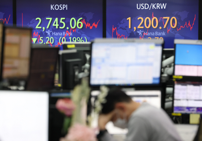 코스피 하락, 환율 상승<YONHAP NO-5745>