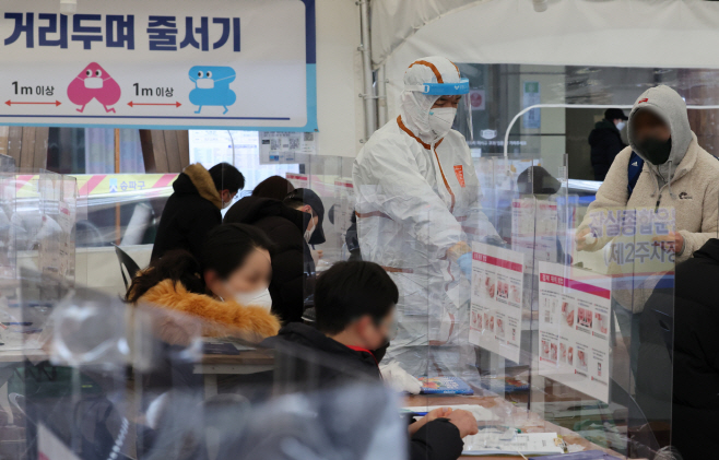 신속항원검사로 바쁜 의료진<YONHAP NO-2149>