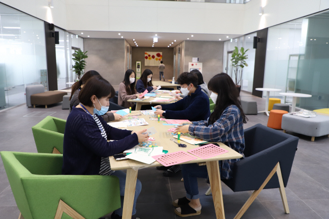 도레이첨단소재 임직원들이 점자 교보재를 만들고 있다.