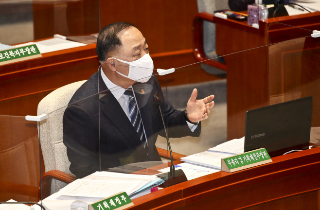 답변하는 홍남기 경제부총리