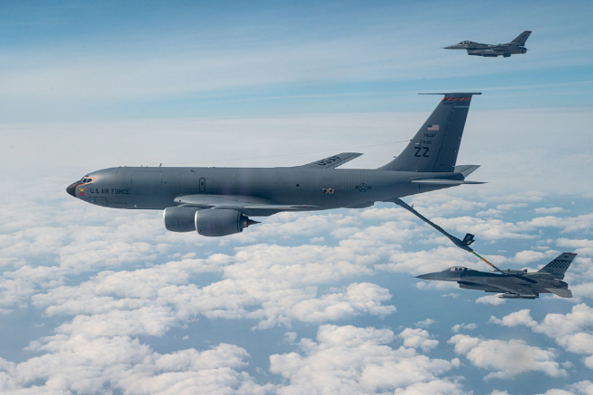 미군, 한반도 상공서 공중급유훈련 이례적 공개