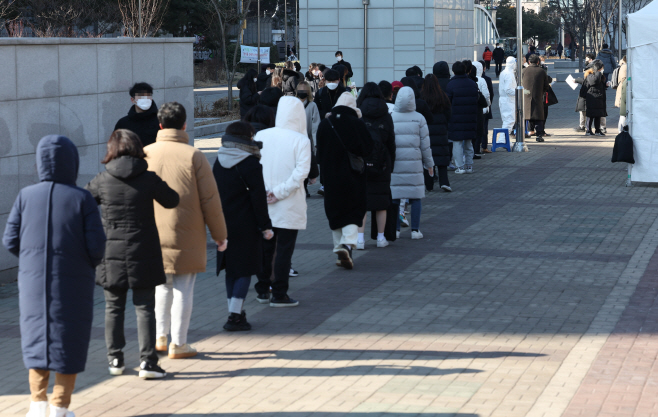 분주한 선별진료소<YONHAP NO-5059>